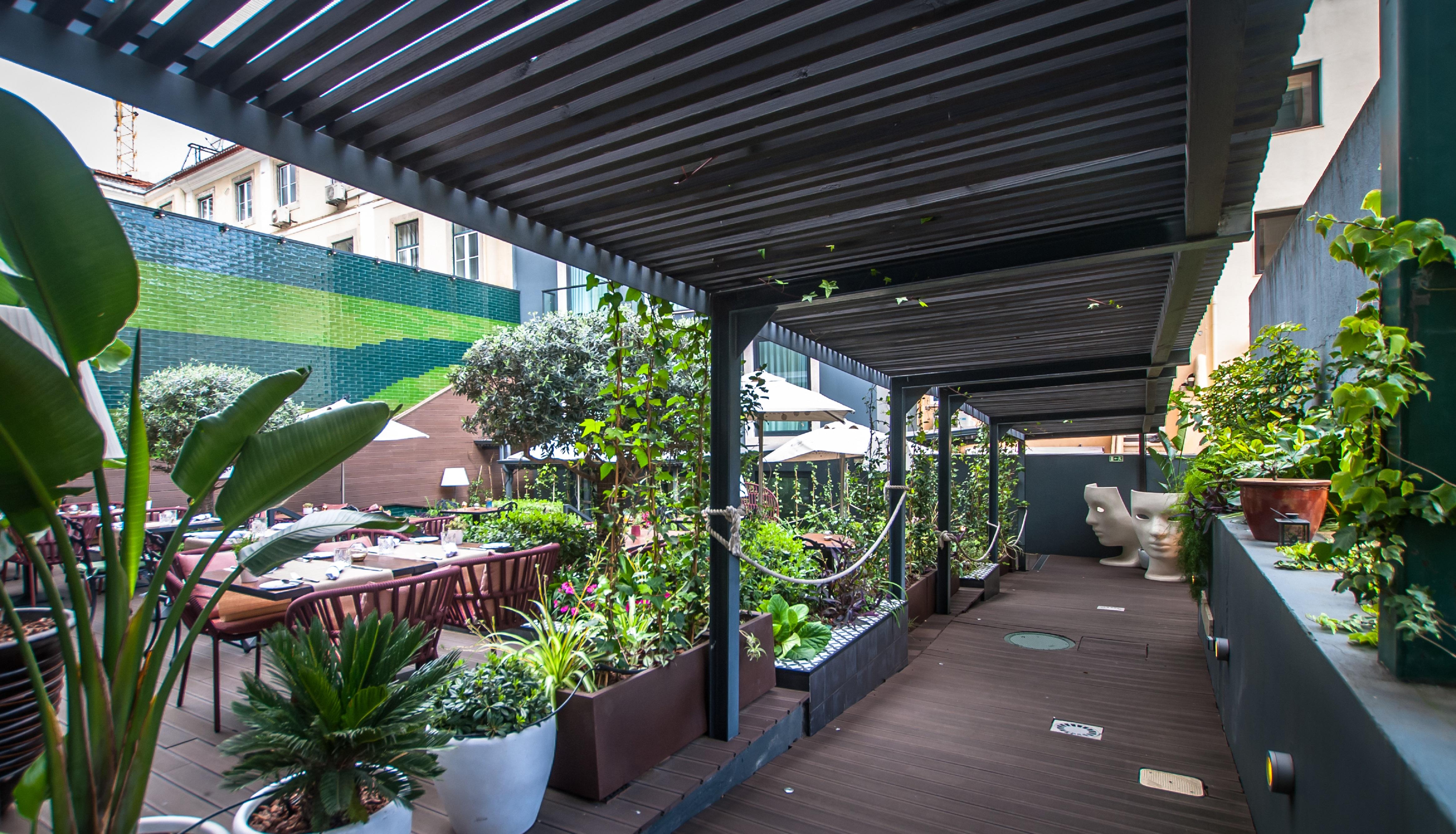 138 Liberdade Hotel Lisboa Dış mekan fotoğraf The rooftop garden at the hotel