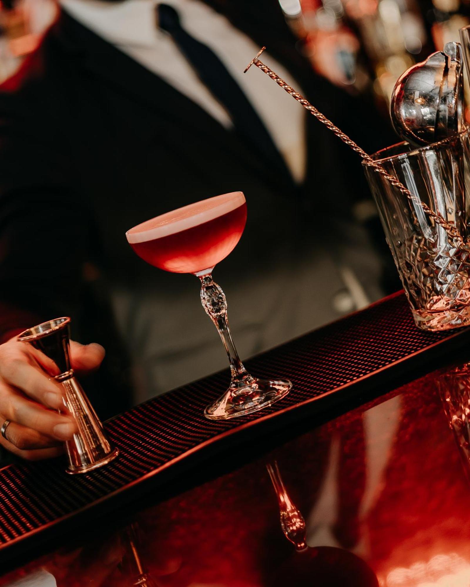 138 Liberdade Hotel Lisboa Dış mekan fotoğraf A Clover Club cocktail