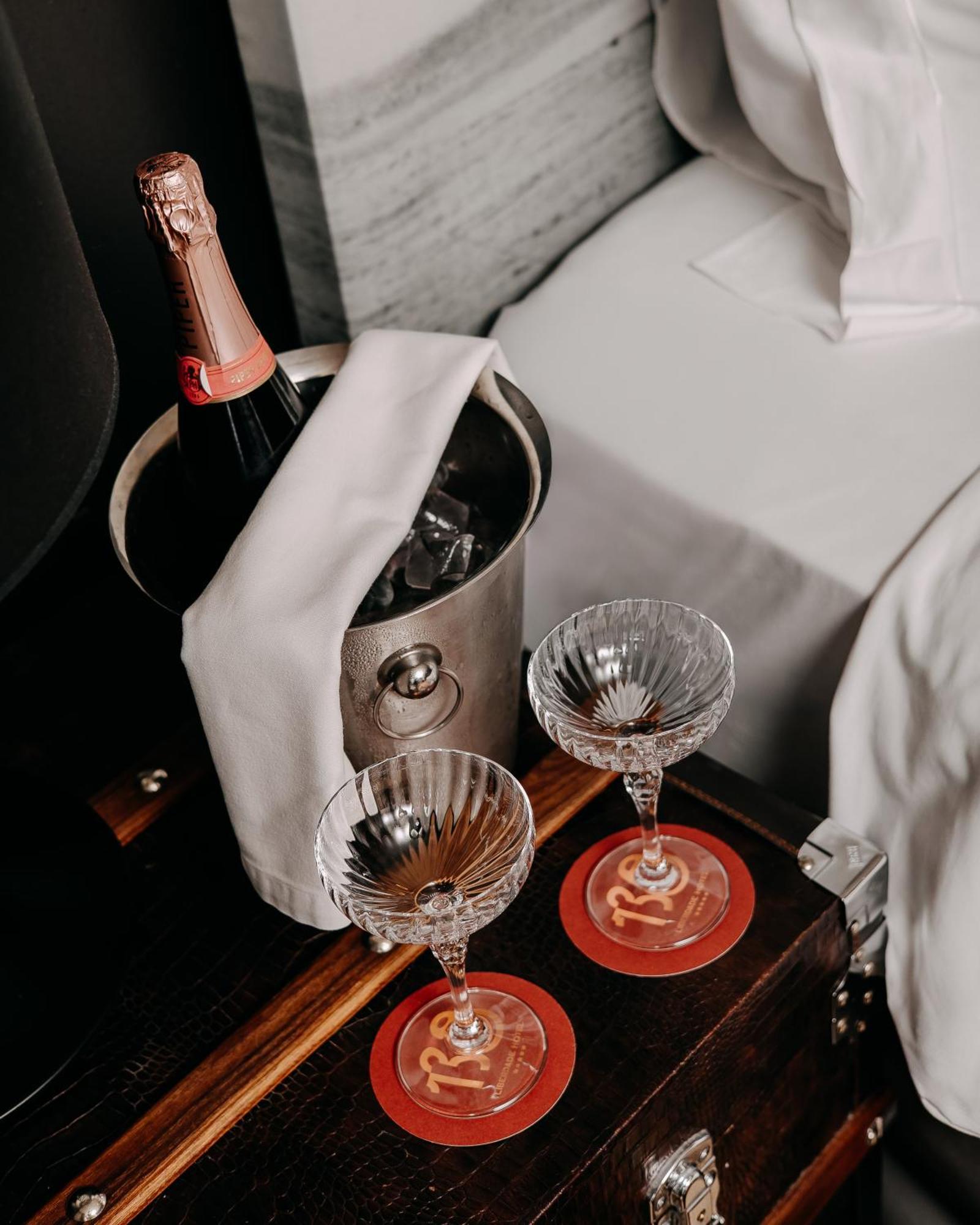138 Liberdade Hotel Lisboa Dış mekan fotoğraf Champagne in a cooler
